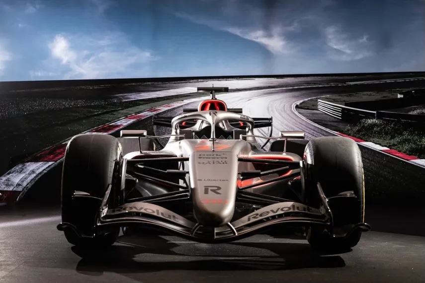 Una monoposto esposta durante l’evento