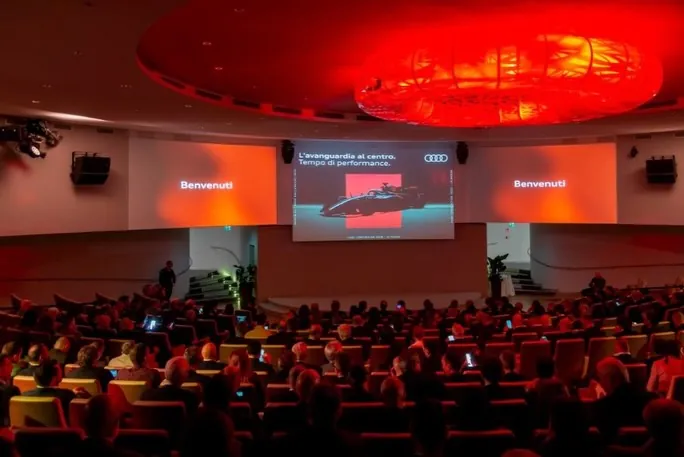 L'auditorium durante il dealer meeting, con tre schermi