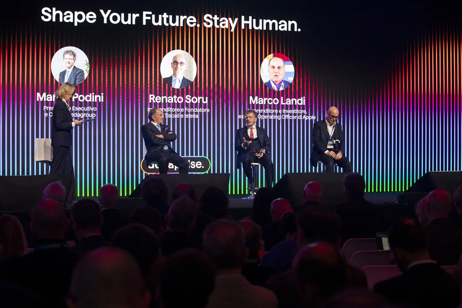 Un panel sul palco di DEDA Pulse