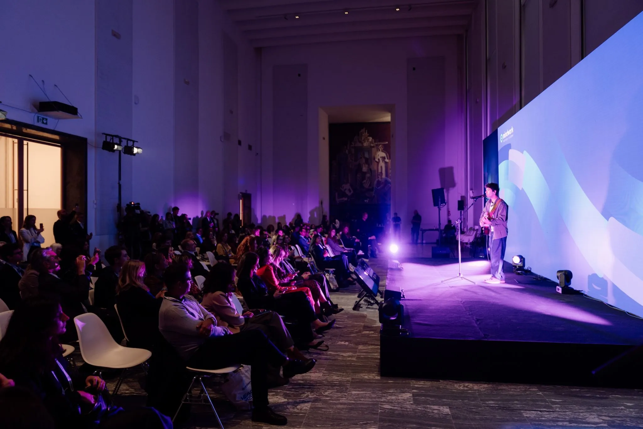 Il palco di HEAD ON con il LED wall e la platea
