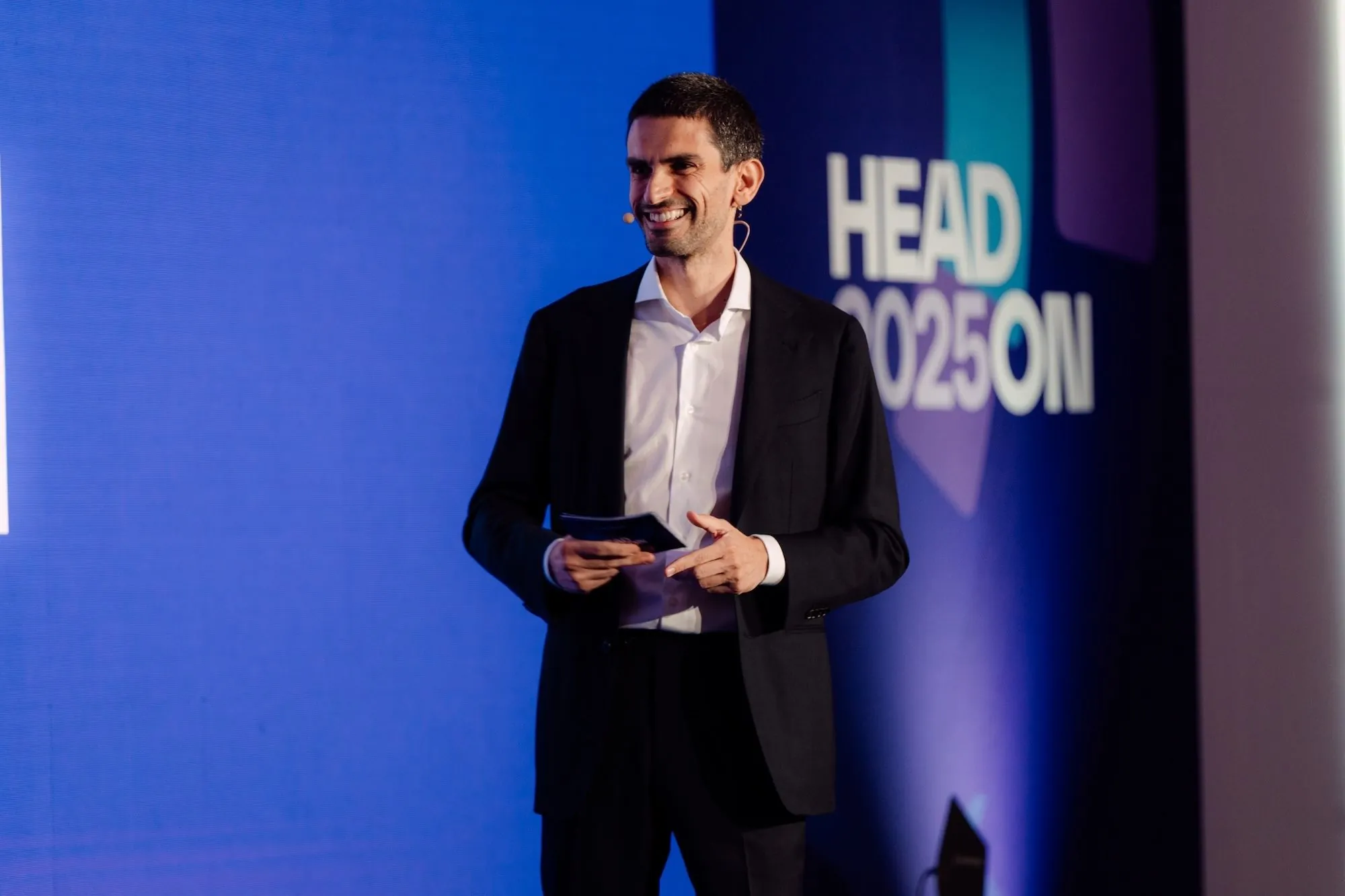 Il conduttore sul palco di HEAD ON 2025