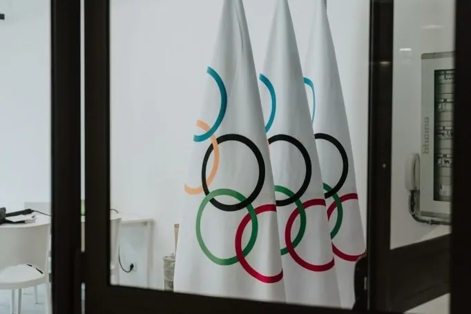 Le bandiere olimpiche dietro una porta a vetri