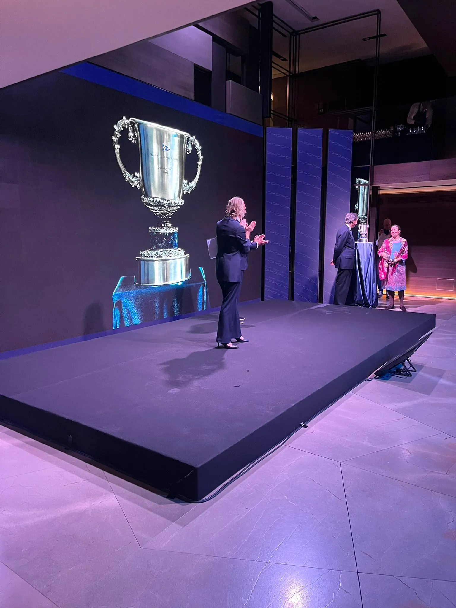 Il palco con il trofeo