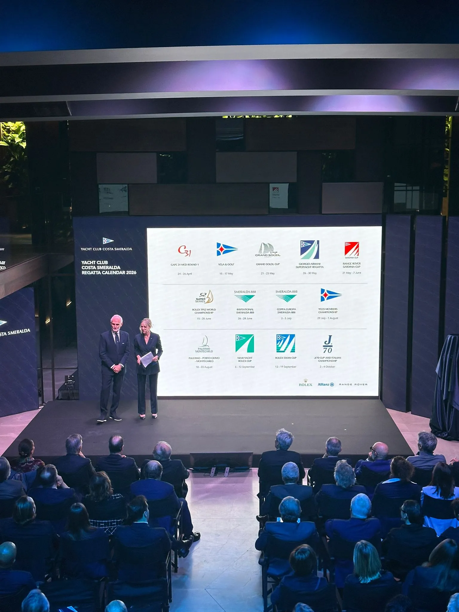 I presentatori sul palco davanti al calendario regate