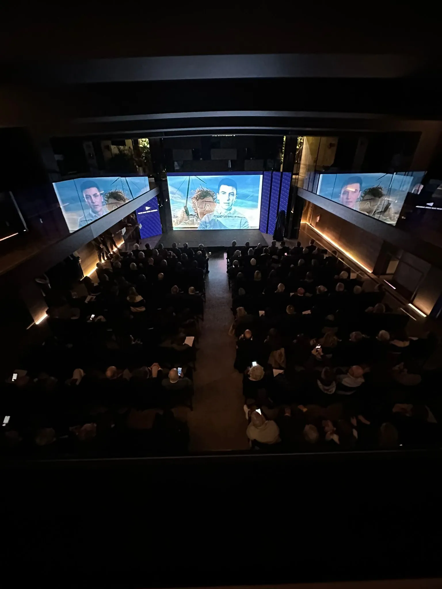 La sala con i tre schermi